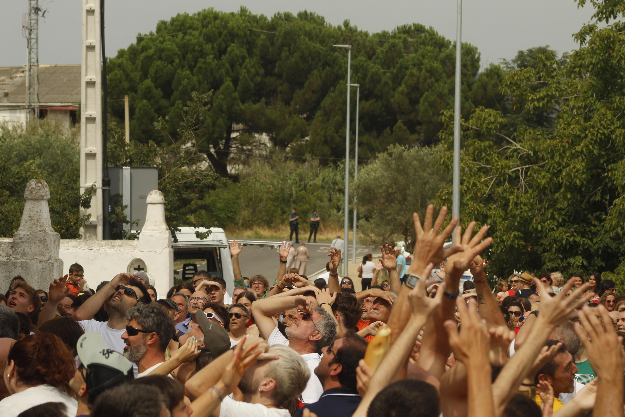 Los panes y los quesos vuelan desde la ermita de Quel para cumplir con una tradición de más de 500 años