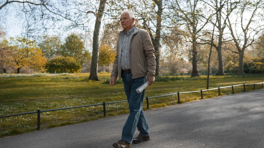 Una endocrinóloga explica por qué es mejor un paseo que una siesta después de comer: "Reduce el pico de glucosa"