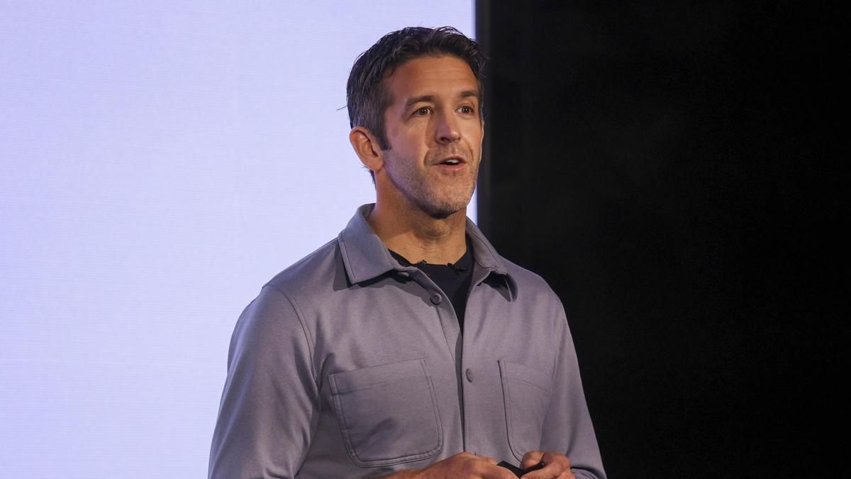 El "afable ingeniero" John Ternus, un perfil continuista alejado del inspirador Steve Jobs para dirigir Apple