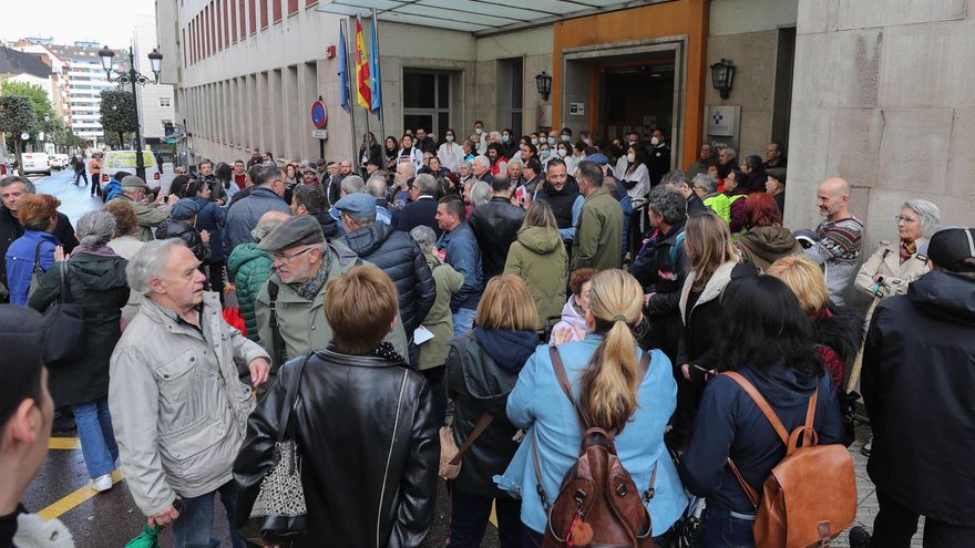 La plataforma "Salvemos la Atención Primaria" se concentra frente a los centros de salud asturianos para denunciar la situación "límite" que viven
