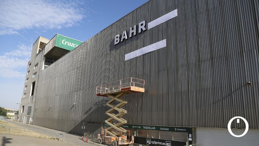 El Córdoba CF arranca la instalación del luminoso de 'Bahrain Victorious' en el Fondo Norte