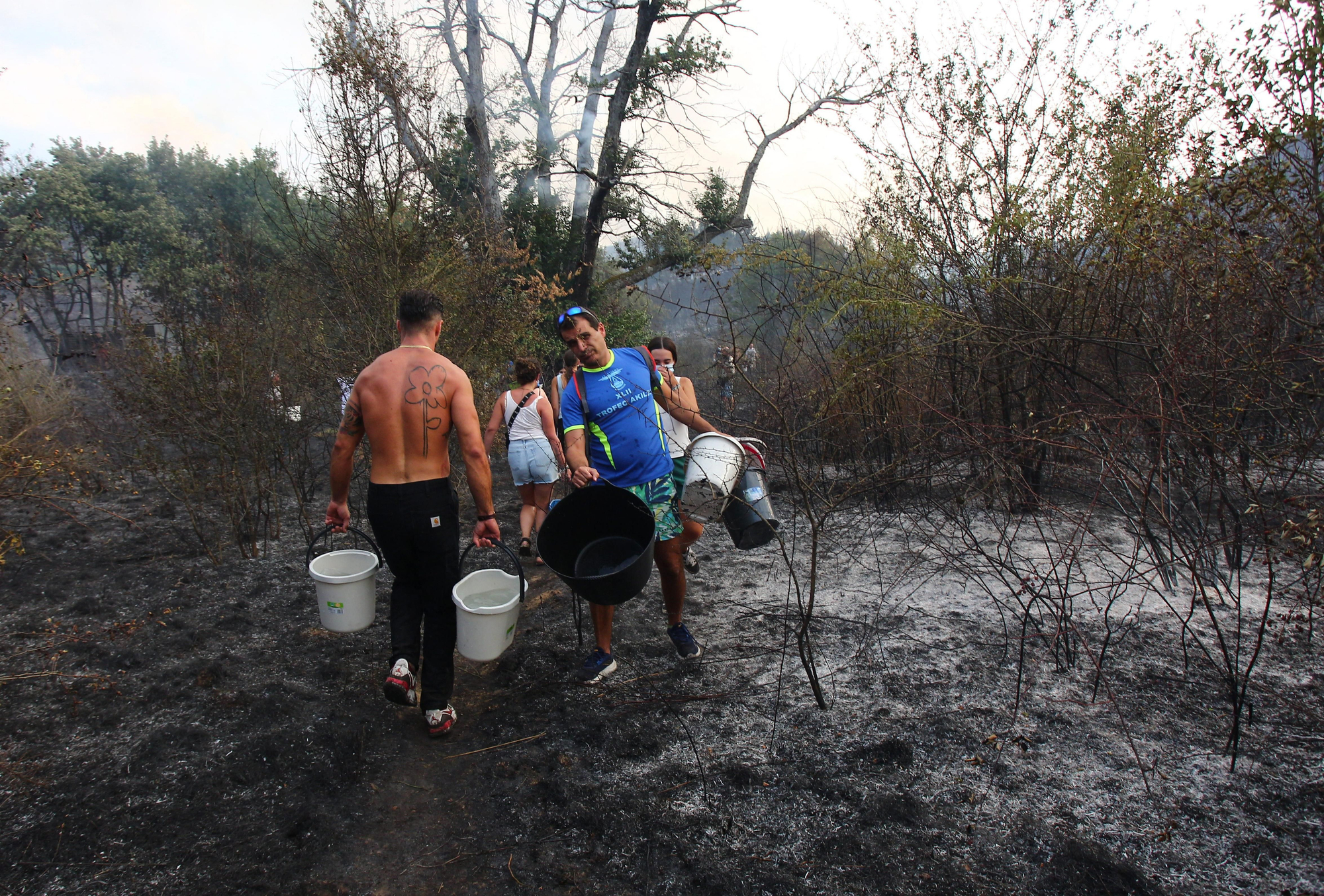 Así lucharon contra el fuego los vecinos de Molinaseca