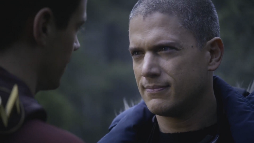 Leonard Snart acepta ayudar a Barry para salvar a Iris.