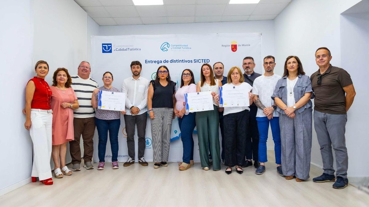 Los representantes del Museo Arqueológico La Encomienda, el Santuario de la Virgen de la Esperanza y La Tasca de Noah