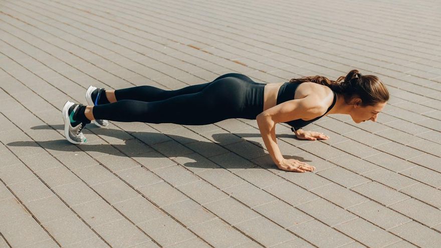 Solo 15 minutos al día: una rutina de calistenia para ponerte en forma sin pasar por el gimnasio