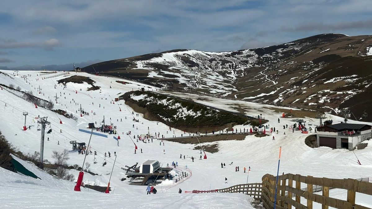 Las estaciones de San Isidro y Leitariegos superan los 7.600 esquiadores en un fin de semana con más de 20 kilómetros de nieve