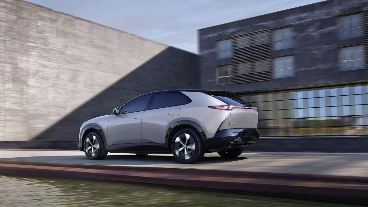 Vista lateral y trasera del Mazda CX-6e.