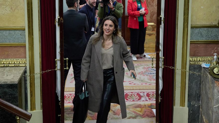 La ministra de Igualdad, Irene Montero, a su llegada a una sesión plenaria en el Congreso de los Diputados, a 16 de marzo de 2023, en Madrid (España). El Congreso de los Diputados ha aprobado definitivamente hoy el proyecto de Ley de Derechos y Bienestar