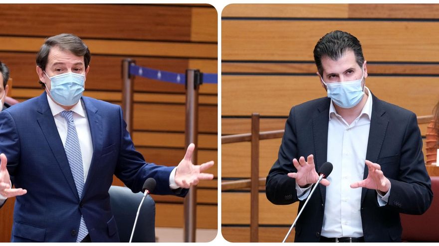 El presidente de la Junta y el líder de los socialistas en la primera sesión del Pleno de las Cortes de este martes.