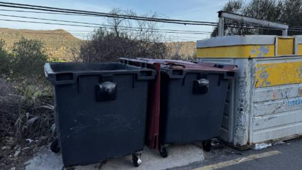 Contenedores de basura orgánica incorrectamente colocados en Tafira Alta. Uno de ellos no puede cerrarse por esa mala praxis profesional.