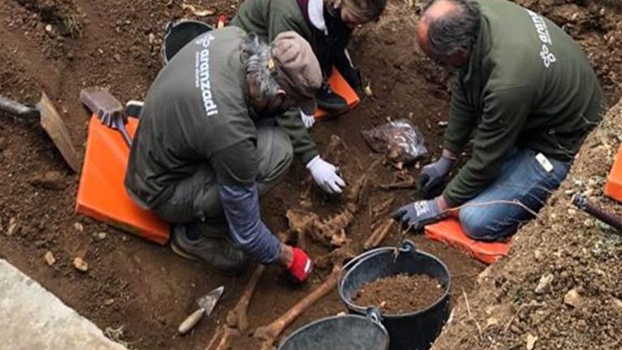 Exhuman en el cementerio de Lete el cuerpo de un asesinado durante la Guerra Civil