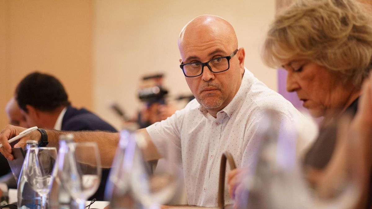 El gerente de la patronal hotelera Ashotel, Juan Pablo González, durante la reunión que mantienen este miércoles en Santa Cruz de Tenerife los empresarios del sector y los sindicatos para evitar una huelga los viernes de julio y agosto en la provincia occidental.