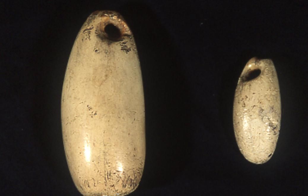 Colgantes de marfil (Cueva de La Higuera. Barlovento). (Foto: Saúl Santos-MAB)