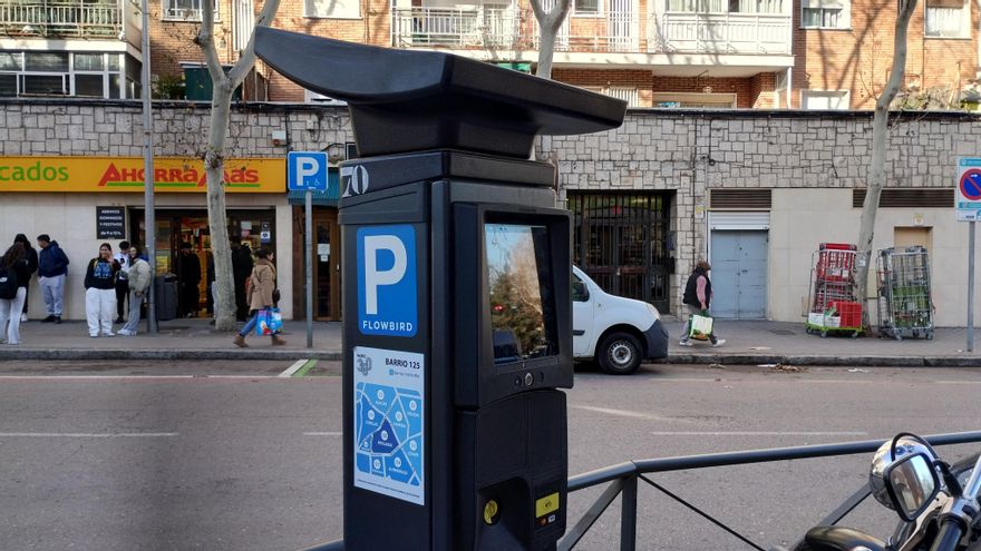 El Ayuntamiento de Madrid aprueba un recargo del 50% en los parquímetros para los coches catalogados como históricos