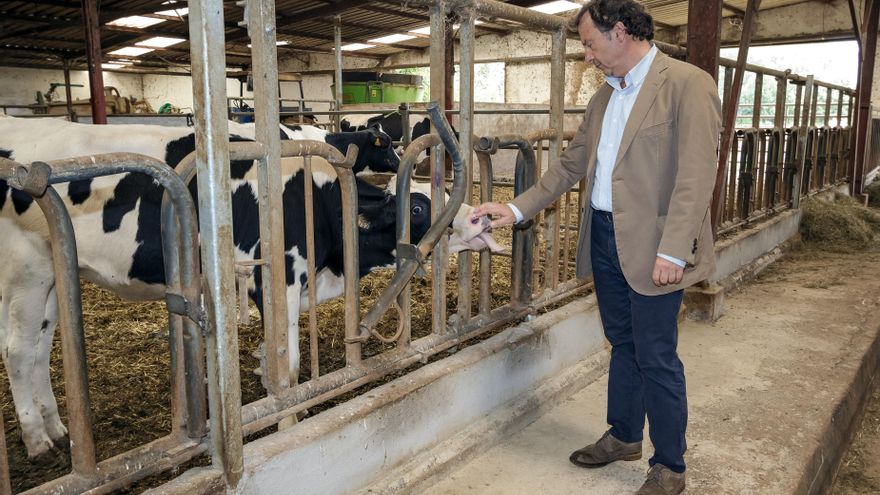 El Consejero De Desarrollo Rural, Ganadería, Pesca Y Alimentación, Pablo Palencia, Visita El IES La Granja