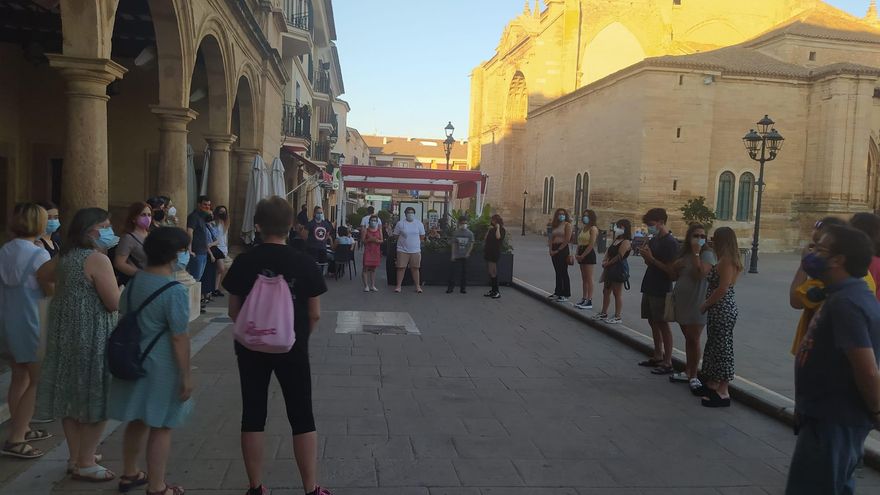 Concentración de condena por el asesinato de Samuel Luiz en Villarrobledo (Albacete)