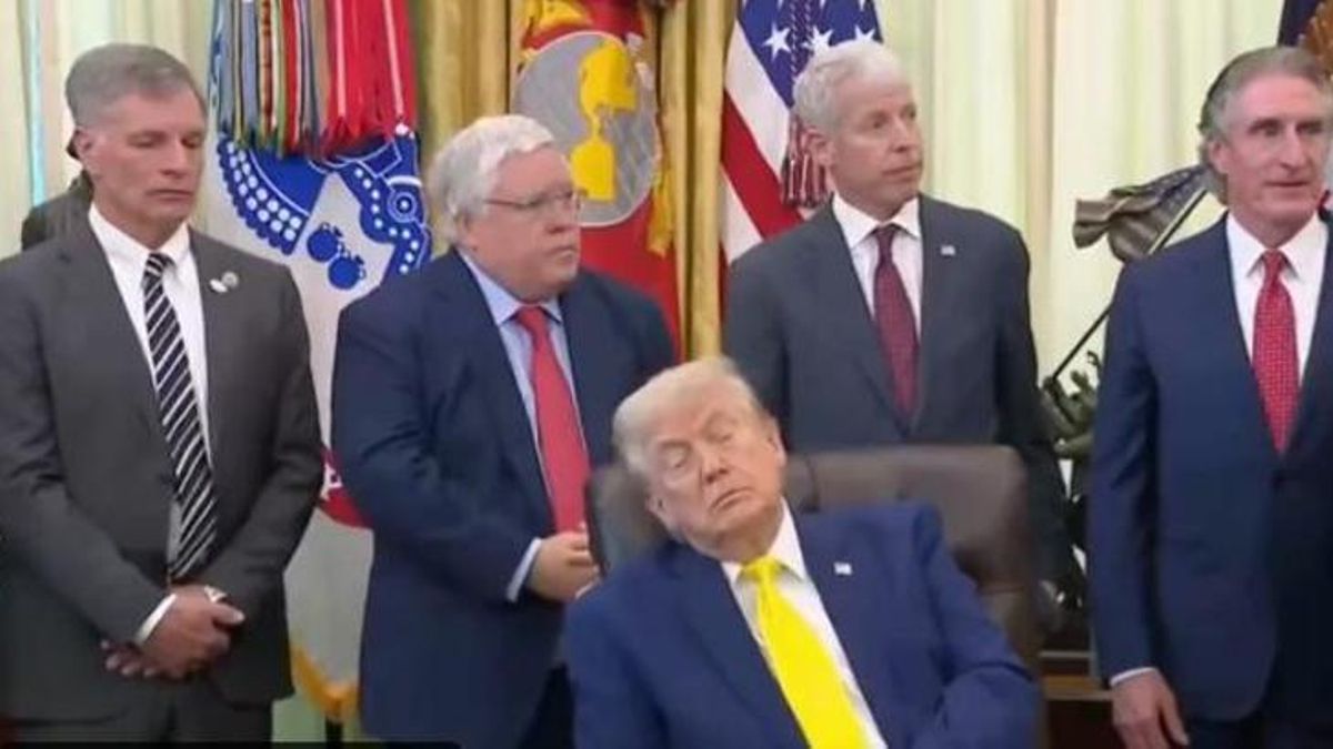 Trump se echa una cabezadita en medio de una conferencia en el Despacho Oval