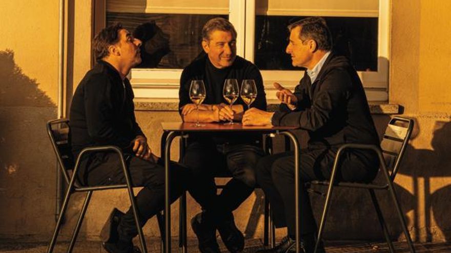 Los hermanos Roca en la terraza del restaurante Can Roca.