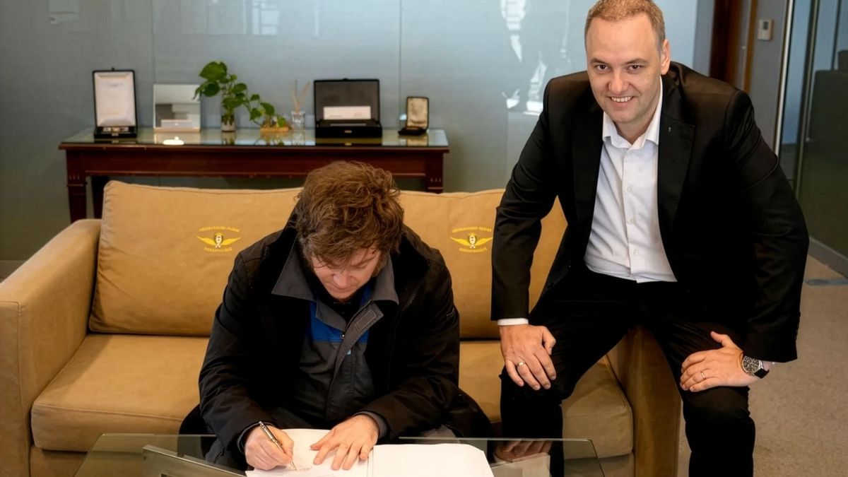 La semana pasada, Milei volvió de Oslo y firmó en el VIP de Aeroparque el proyecto de reforma laboral para enviarlo al Congreso.