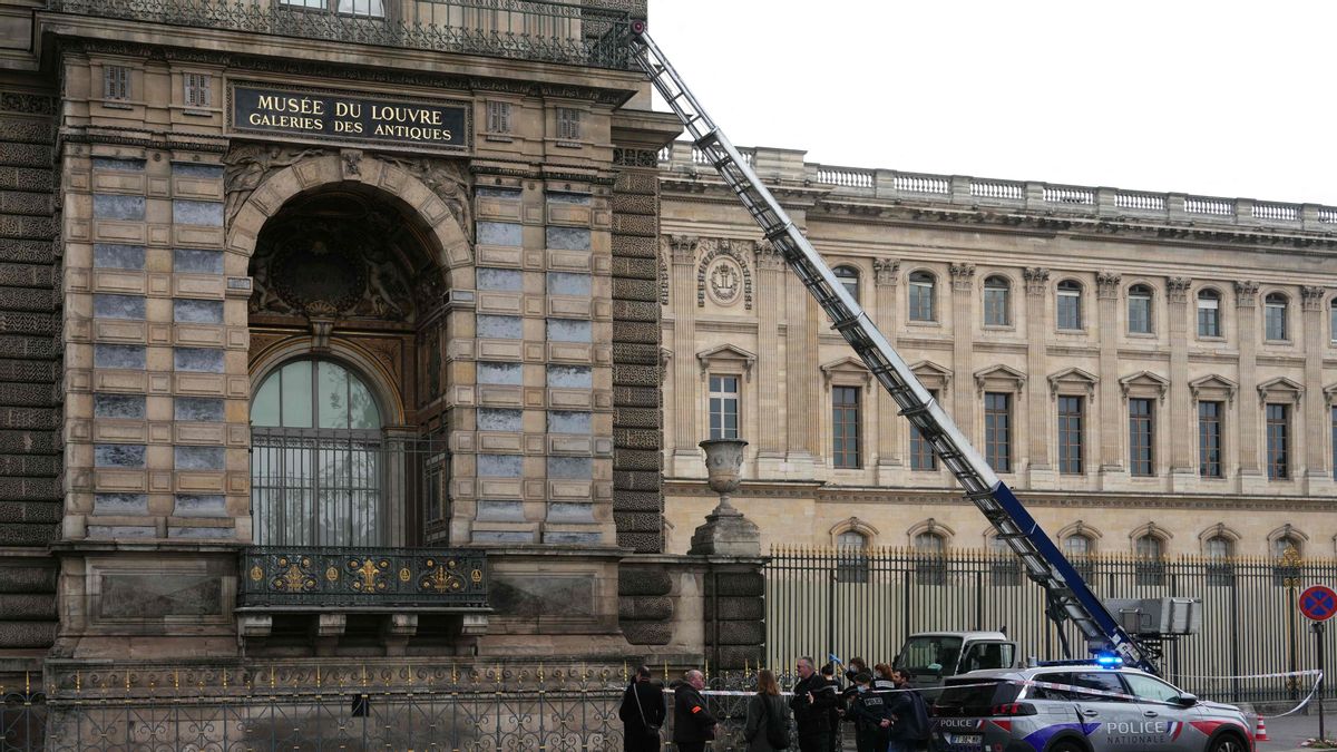 Agentes de policía junto a un montacargas utilizado por ladrones para entrar en el Museo del Louvre.