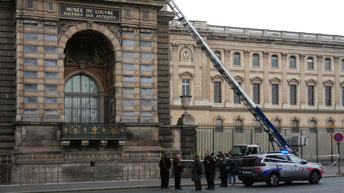 Agentes de policía junto a un montacargas utilizado por ladrones para entrar en el Museo del Louvre.