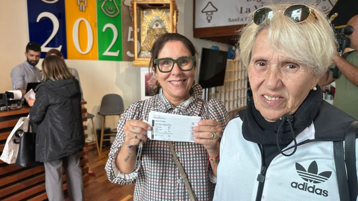Primeras compradoras de las entradas de Danza de Enanos en la tienda física de la Bajada.