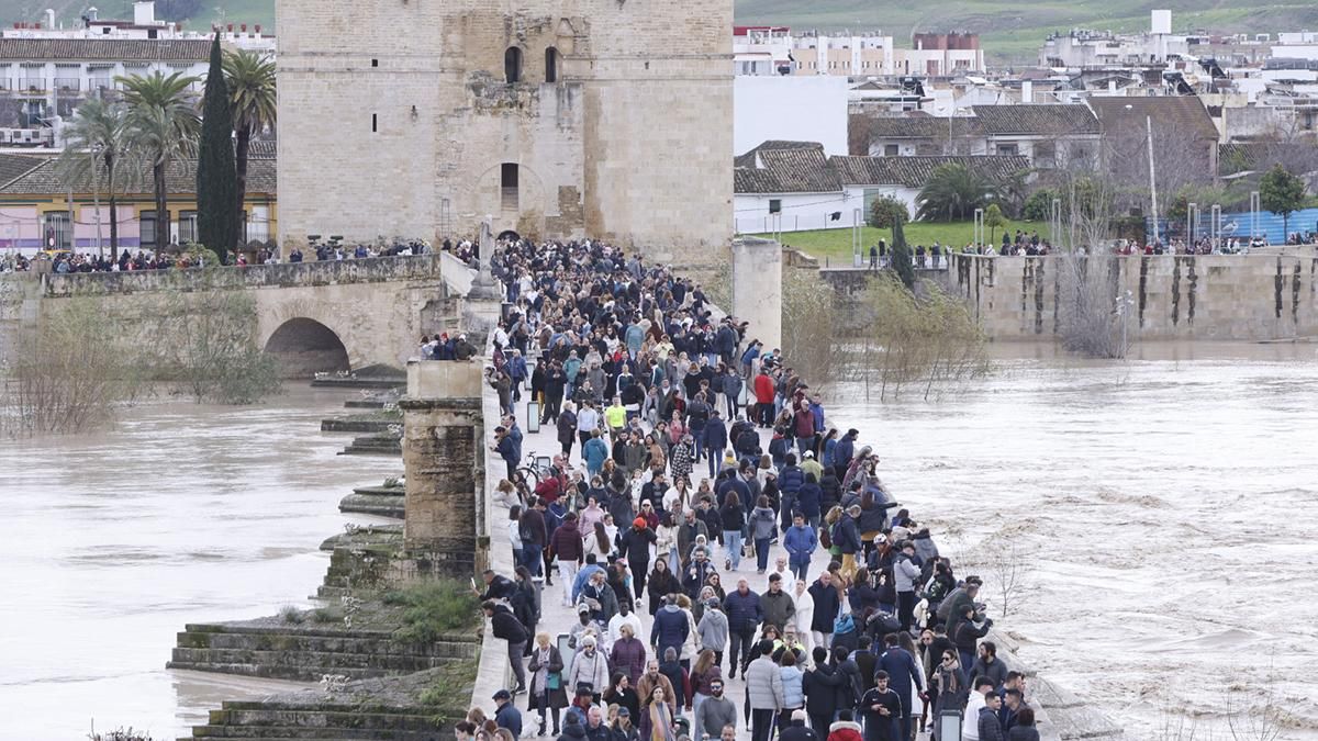 Las imágenes de la reapertura del Puente Romano tras el temporal