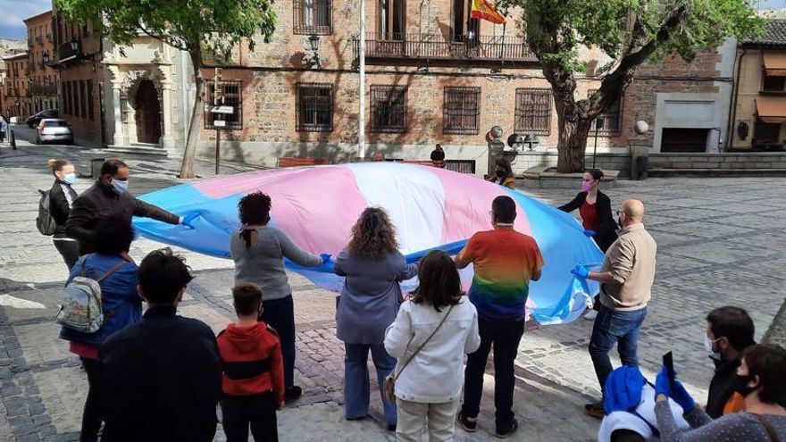 La bandera trans hace escala en Toledo en su recorrido por todo el país para defender la autodeterminación de género