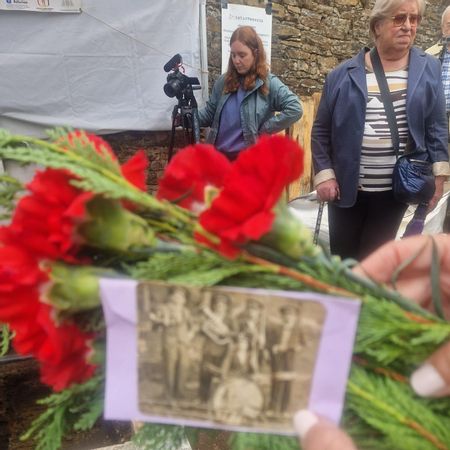 Una de las familiares sostiene una foto antigua de los músicos de la banda que fueron fusilados en 1936.