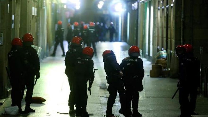 Cuatro detenidos y diez contusionados, ocho de ellos ertzainas, en los altercados del Día de San Sebastián