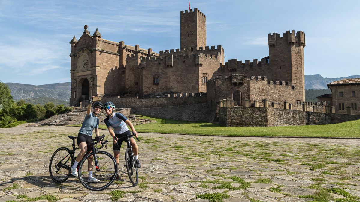 Paisajes, castillos y monasterios: una ruta cicloturista para descubrir la esencia de Navarra