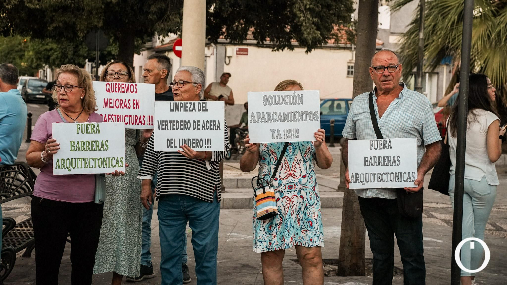Manifestación de protesta de la AAVV Puente Romano y Guadalquivir Campo de la Verdad en defensa del barrio
