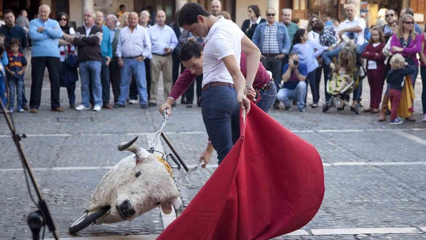 El PP recupera la tauromaquia en Puertollano enseñando a torear en sus fiestas patronales