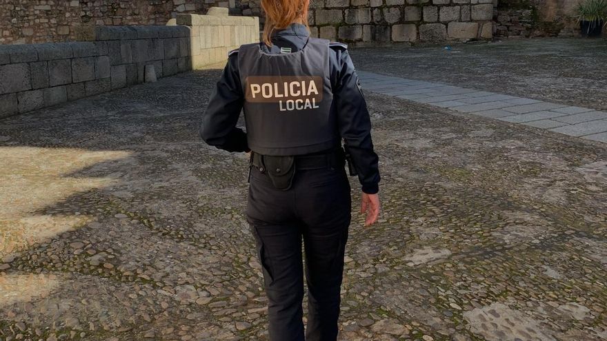 La rápida actuación policial evita que una menor provoque un incendio en Cáceres