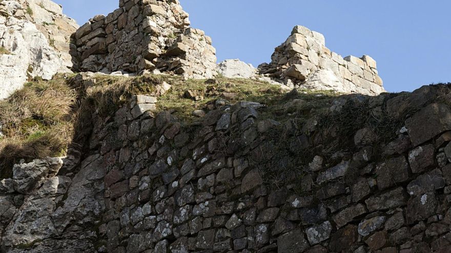 La leyenda que alberga este castillo, Bien de Interés Cultural y que protegía a los peregrinos que iban hacia Santiago
