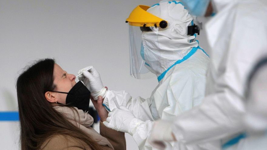 Personal sanitario realiza pruebas PCR. EFE/Cabalar/Archivo