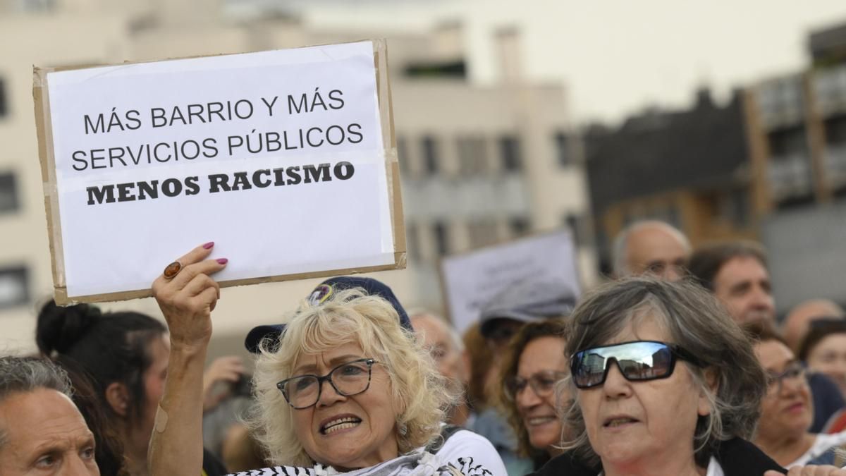 "Más barrio y menos racismo", corean en Oviedo en una protesta masiva contra el rechazo a alojar menores migrantes en La Florida