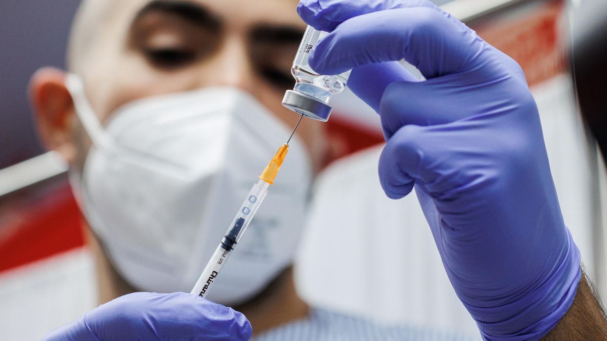 Un enfermero prepara una inyección de la vacuna de la dosis Moderna.
