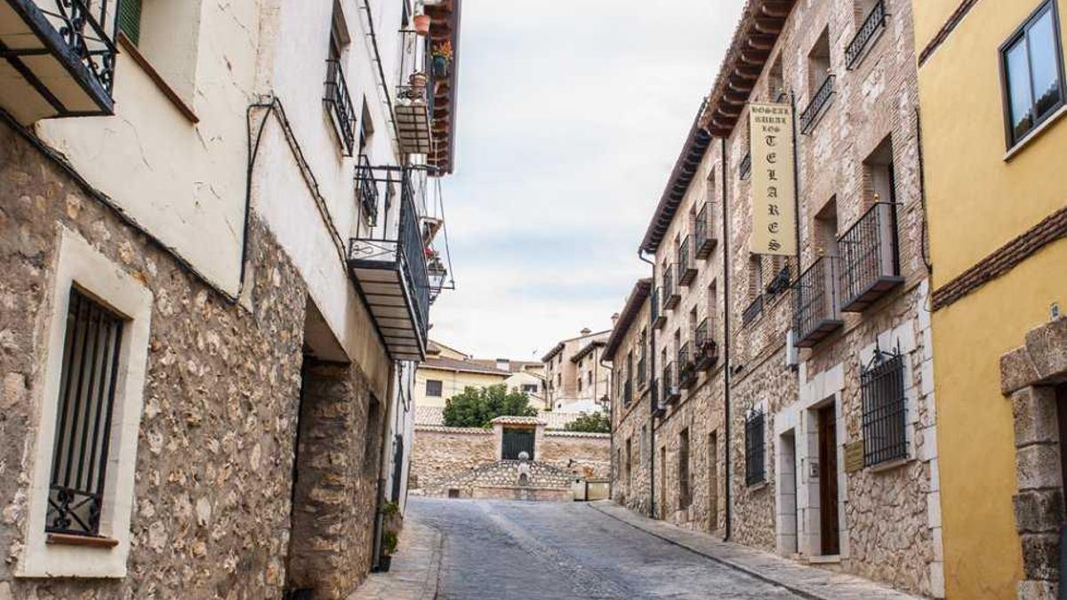 Una de las calles empinadas del barrio manchego del Albaicín