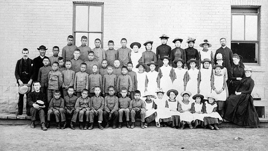 Descubren centenares de tumbas en otro antiguo internado de Canadá para niños indígenas