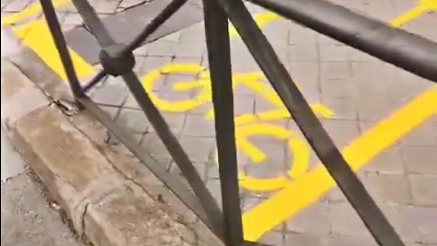 El carril bici de Madrid atravesado por una valla: "Es el peor de Europa"