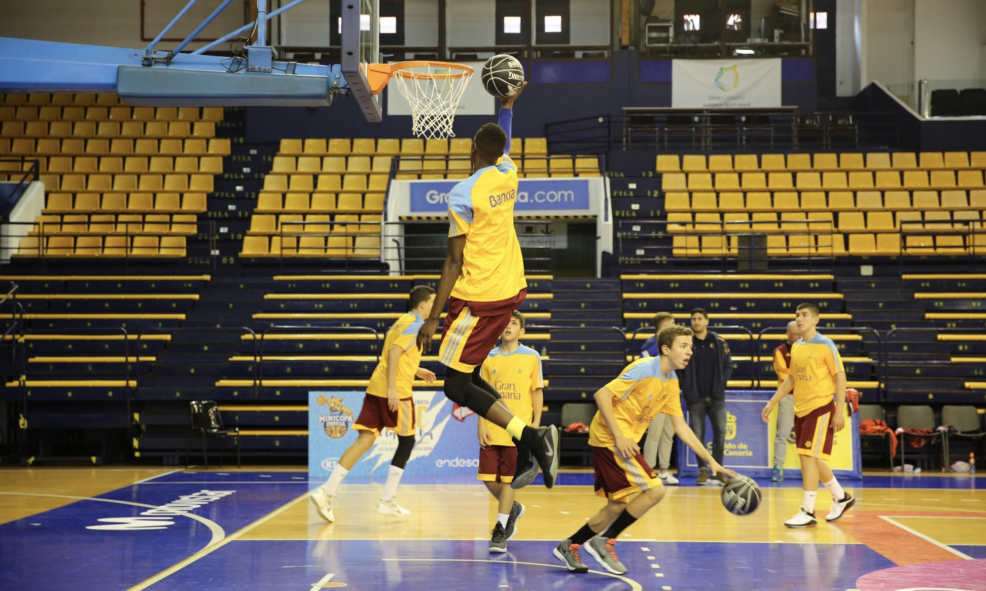 Gran Canaria en el calentamiento previo a un partido el Centro Insular de Deportes. (Alejandro Ramos).