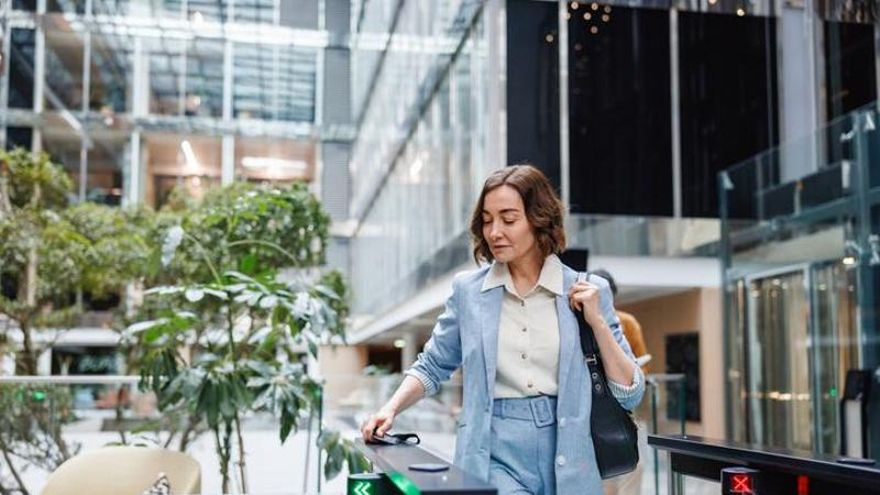 Fichaje digital obligatorio: qué exige ya la ley y qué cambiará para empresas y trabajadores