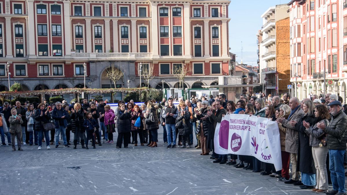 Concentración celebrada este martes en repulsa por el asesinato de una mujer, hallada muerta en su domicilio en Barakaldo (Bizkaia). EFE/Javier Zorrilla