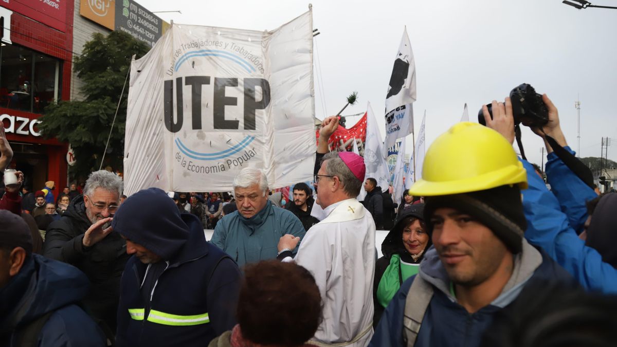 Jorge García Cuerva, arzobispo de Buenos Aires, bendice las herramientas de los trabajadores.
