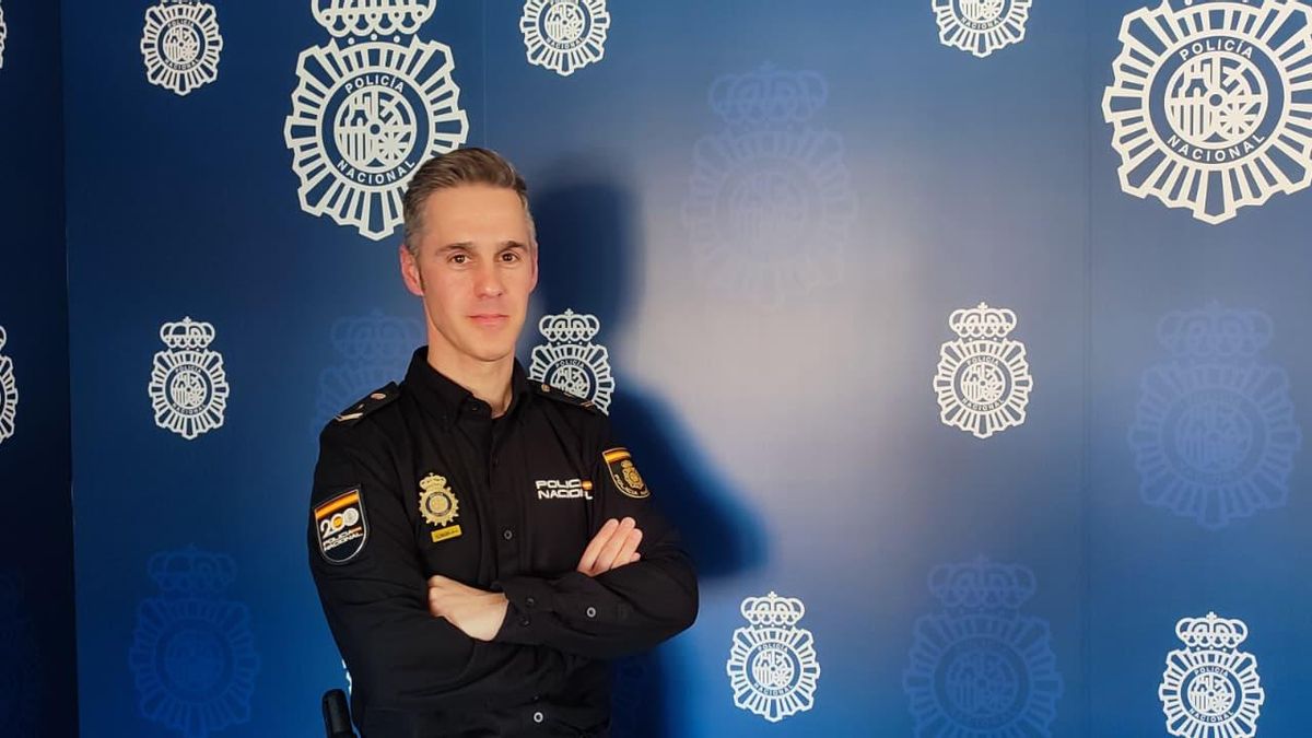 Jesús Cortes,  policía del área de Participación Ciudadana