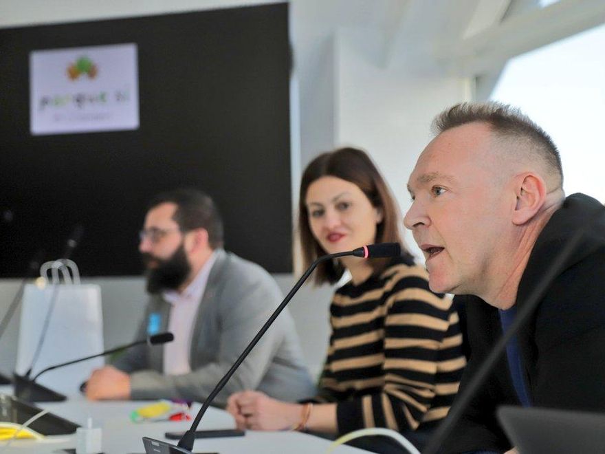 El director del documental, Miguel Ángel Sánchez, junto a la eurodiputada Sira Rego