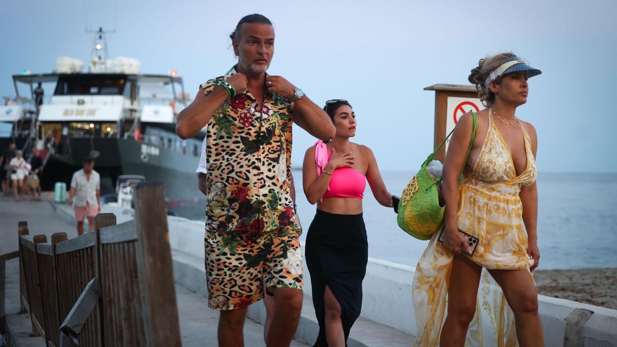 Un grupo de turistas bajan del barco vestidos con prendas de fiesta.
