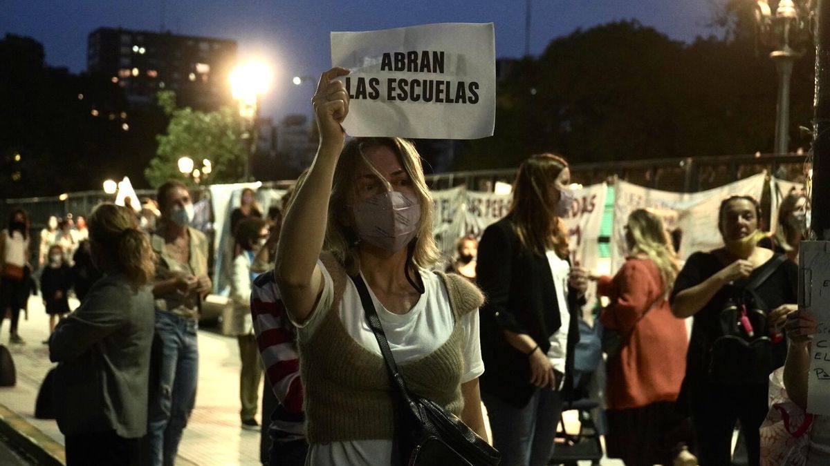 Protesta frente a Tribunales a la espera del fallo de la Corte sobre las clases