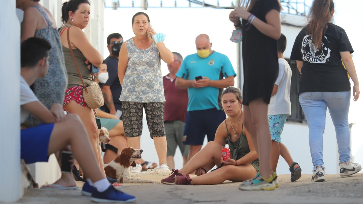 Vecinos observan el incendio forestal declarado en el Paraje Olivargas de Almonaster la Real (Huelva).